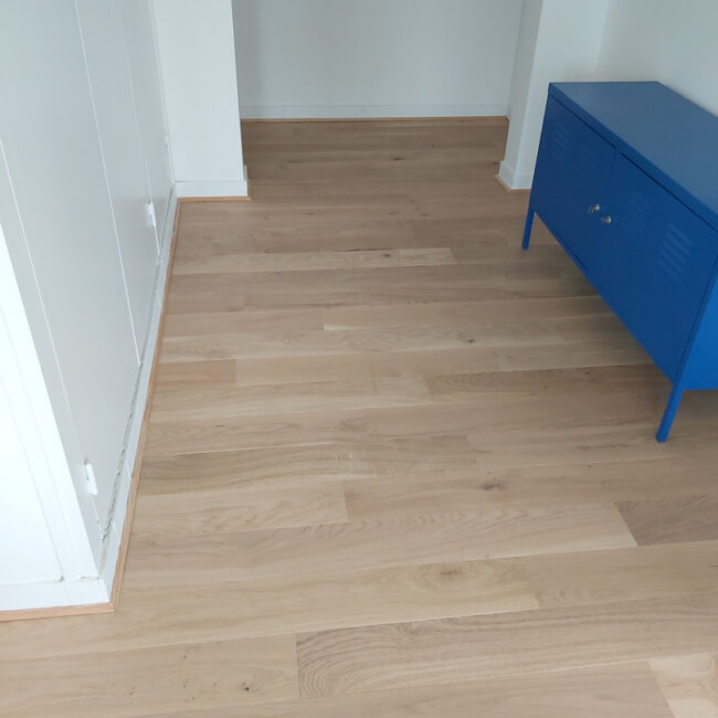 Aménagements intérieurs : - Pose de parquet